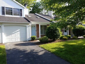 Building Photo - (2) bedroom Town-House w/ new Dining Room ...