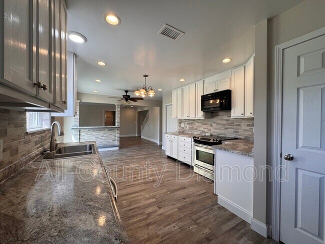 Building Photo - 607 Plantation Ct