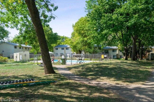 Building Photo - 3 Bedroom townhome, Open Now, garage, 2 bathrooms, W/D Etc.