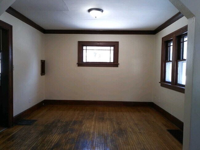 Building Photo - 2 Bedroom House