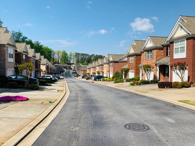 Building Photo - Beautiful 3 bedroom 2.5 bathroom townhome ...