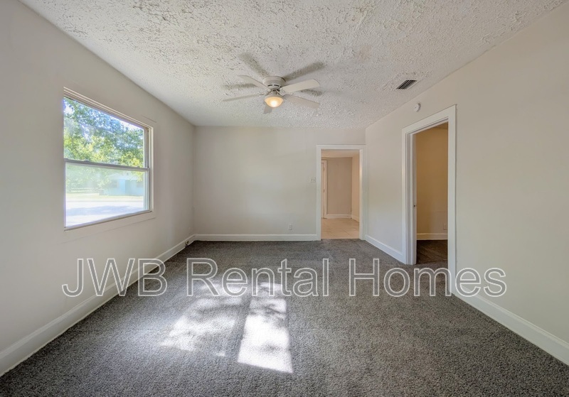 Building Photo - 1539 W 13th St