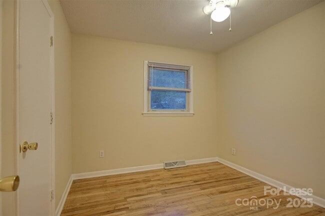 Building Photo - 421 E McLelland Ave