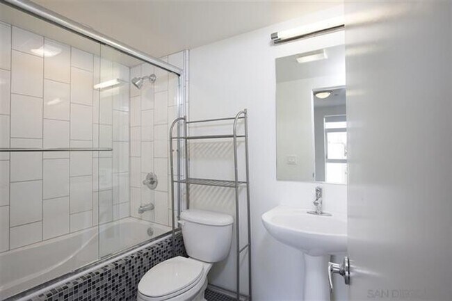 Building Photo - 5-Story UNIQUE Industrial Townhome - 3BD/4BA - w/ Open Floor Plan, Lots of Natural Light! - Secur...