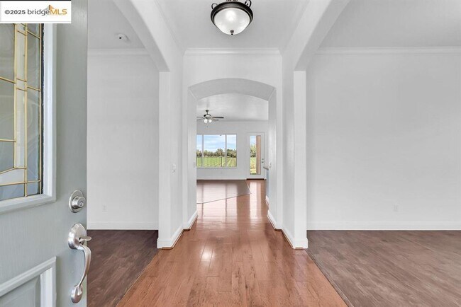 Building Photo - 909 Suntan Ln