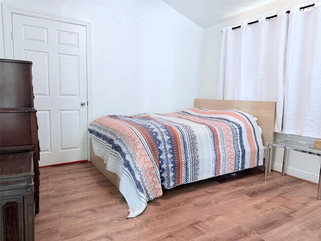 Building Photo - 4919 Walker St