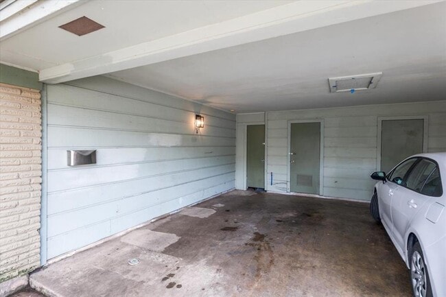 Building Photo - 1717 Bluebonnet Ln
