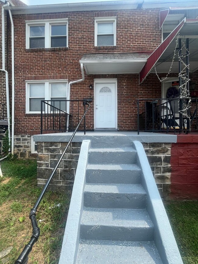 Building Photo - West Baltimore 4 Bedroom 1.5 Bathroom Town...