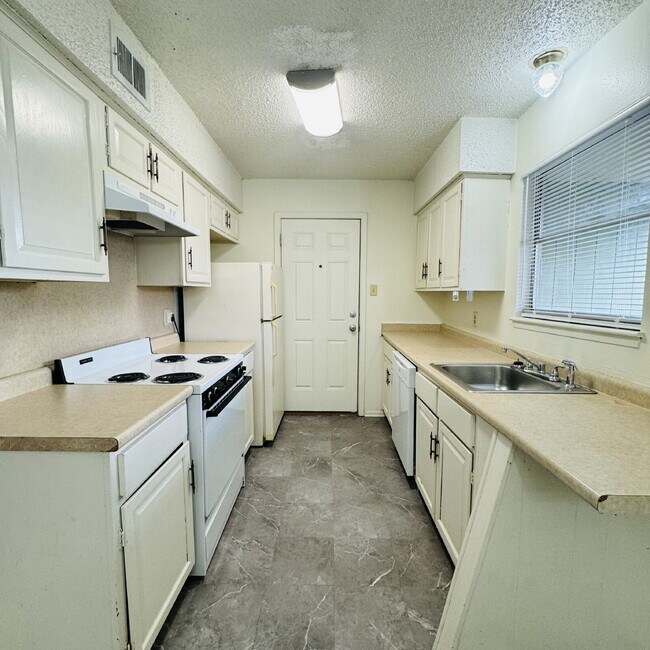 Building Photo - Inviting Townhome at Maison Helena Townhomes in Nederland, TX