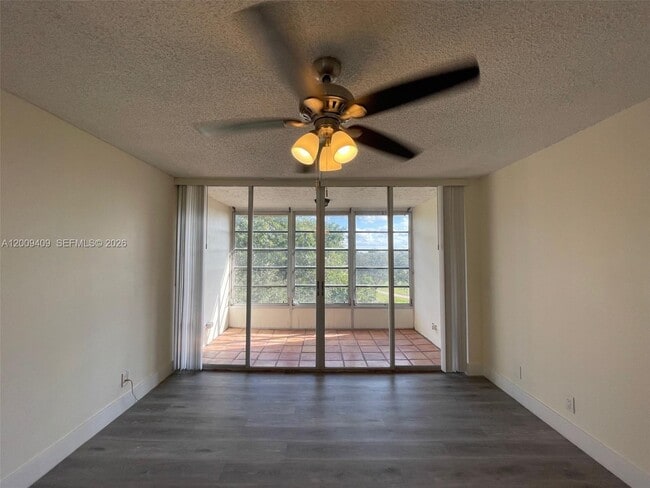 Building Photo - 9471 Evergreen Pl