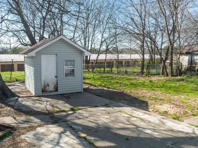 Building Photo - Freshly Updated House (Updated Pictures Coming Soon)