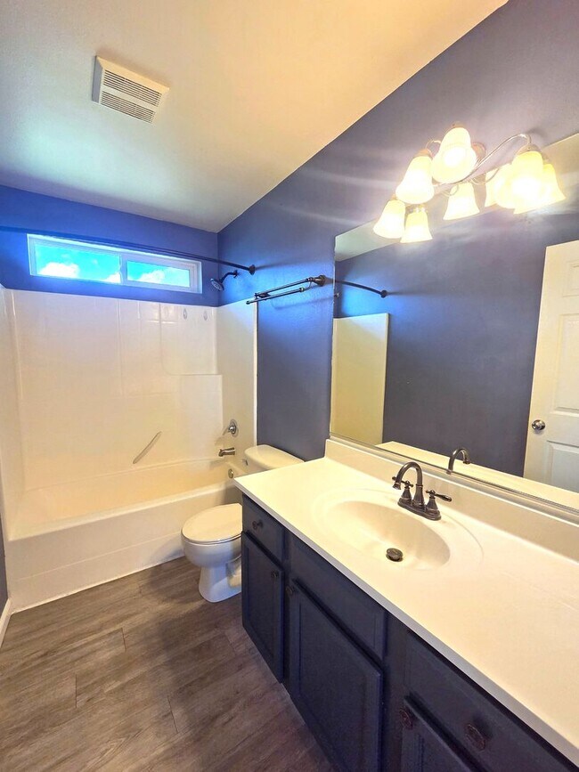 Building Photo - $2,800 - 3 Bed / 2 Bath Beautiful and Spacious Home with a Fully Fenced backyard