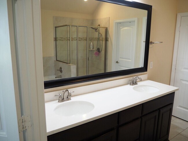 Building Photo - 3 Bed - 2.5 Bath Townhome in Flower Mound ...