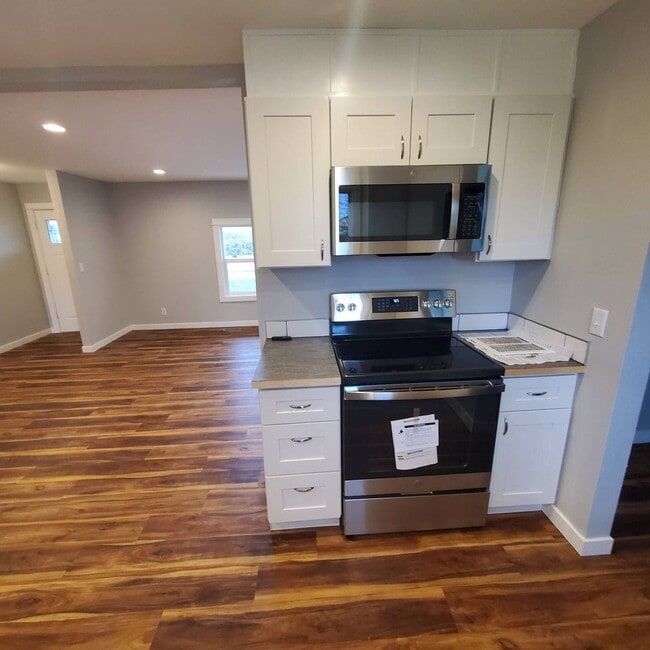 Building Photo - Pet Friendly Single level, 3 bed: 2 bath home with an open yard area and 2 car garage