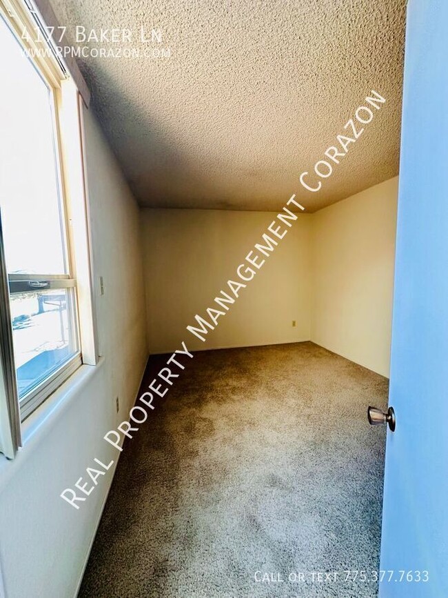 Building Photo - Spacious 2 bedroom apartment w/ A/C, washe...