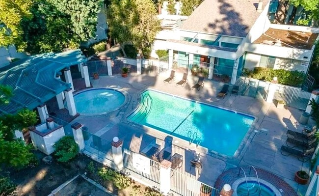 Building Photo - Beautiful 2 Bedrooms, 1 Bath Condo in Grea...
