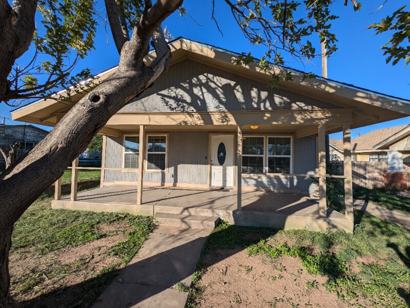 Building Photo - 406 Goliad St