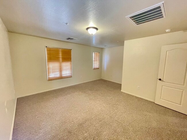 Building Photo - Prime Gilbert 3 Bedroom/2.5 bath 1st floor bonus room, 3 community pool's