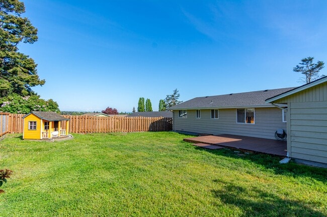 Building Photo - 3 Bedroom 2 Bath Single Story Home - Fenced Backyard