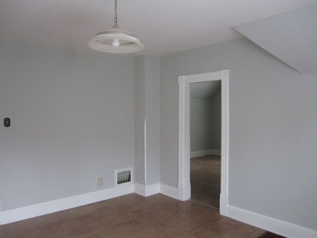 Building Photo - 4 Bedroom house; Close to downtown Mankato!