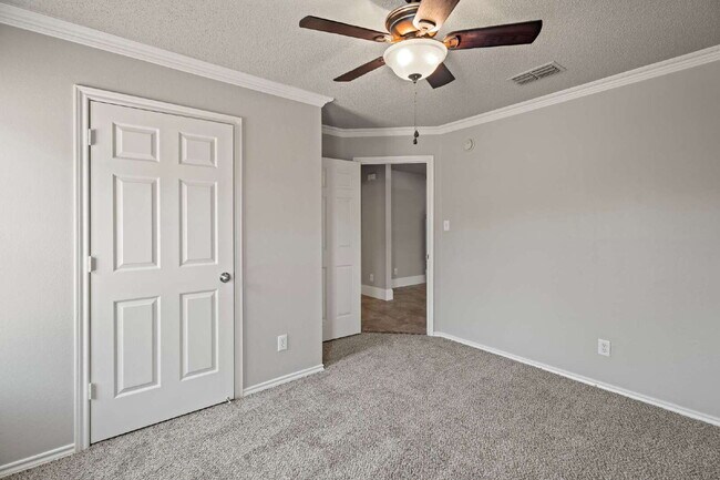Building Photo - Beautiful 2/2 Near all of Lubbock's Amenit...