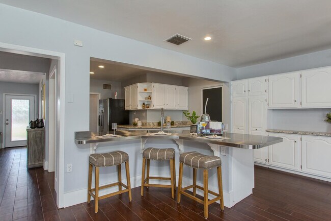 Building Photo - 510 E Belmont Ave