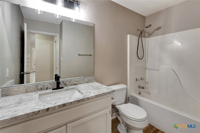 Building Photo - 515 Versailles St