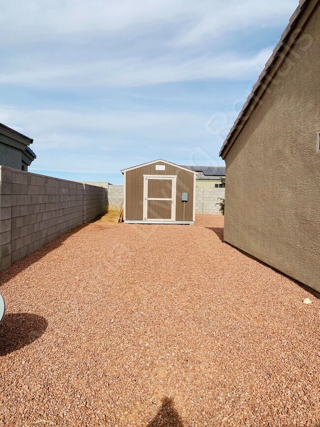 Building Photo - BEAUTIFUL 3 BEDROOM 2 CAR GARAGE HOME