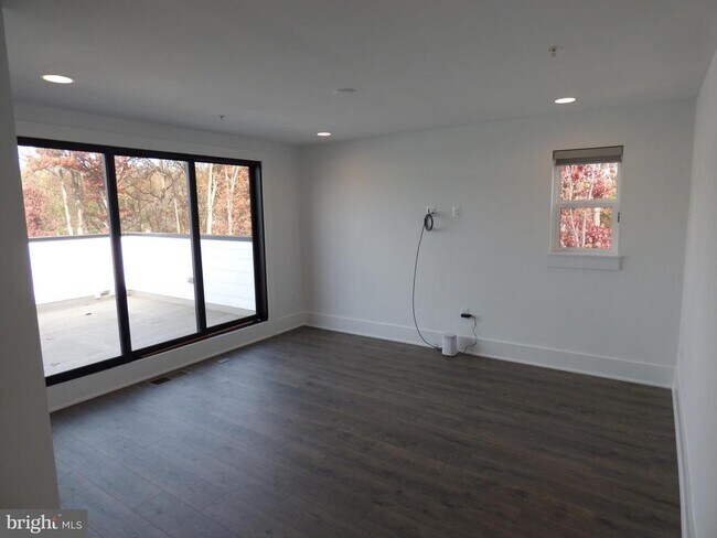 Building Photo - 11360 Emerald Park Rd