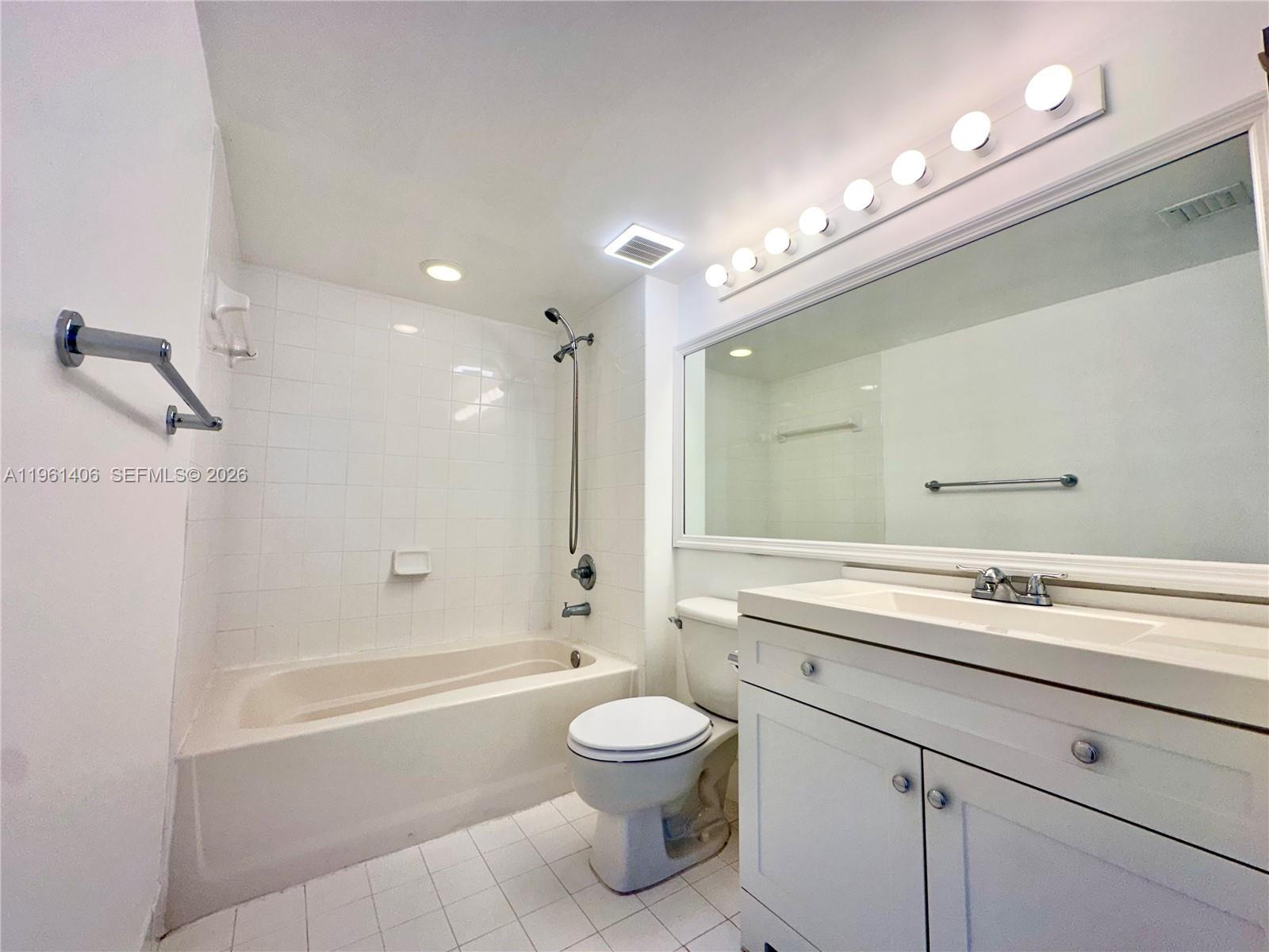 Building Photo - 1155 Brickell Bay Dr