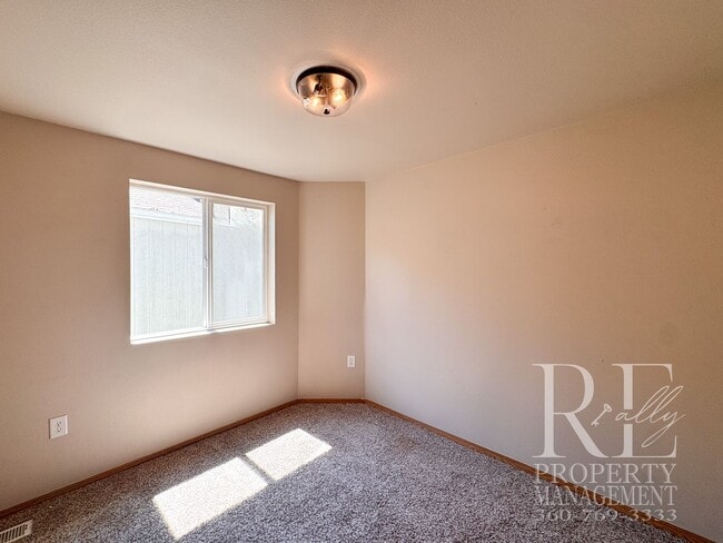 Building Photo - 2090 NE Green Glen Ln