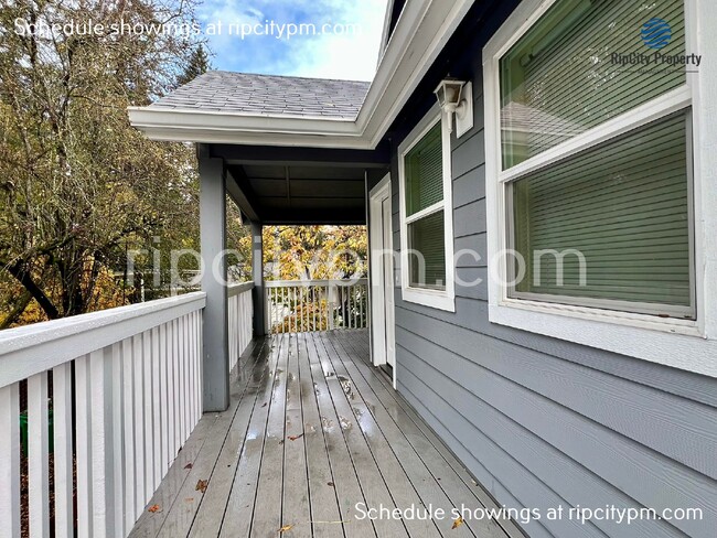 Building Photo - Remodeled 3-Bedroom, 2-Bath Top-Floor Dupl...