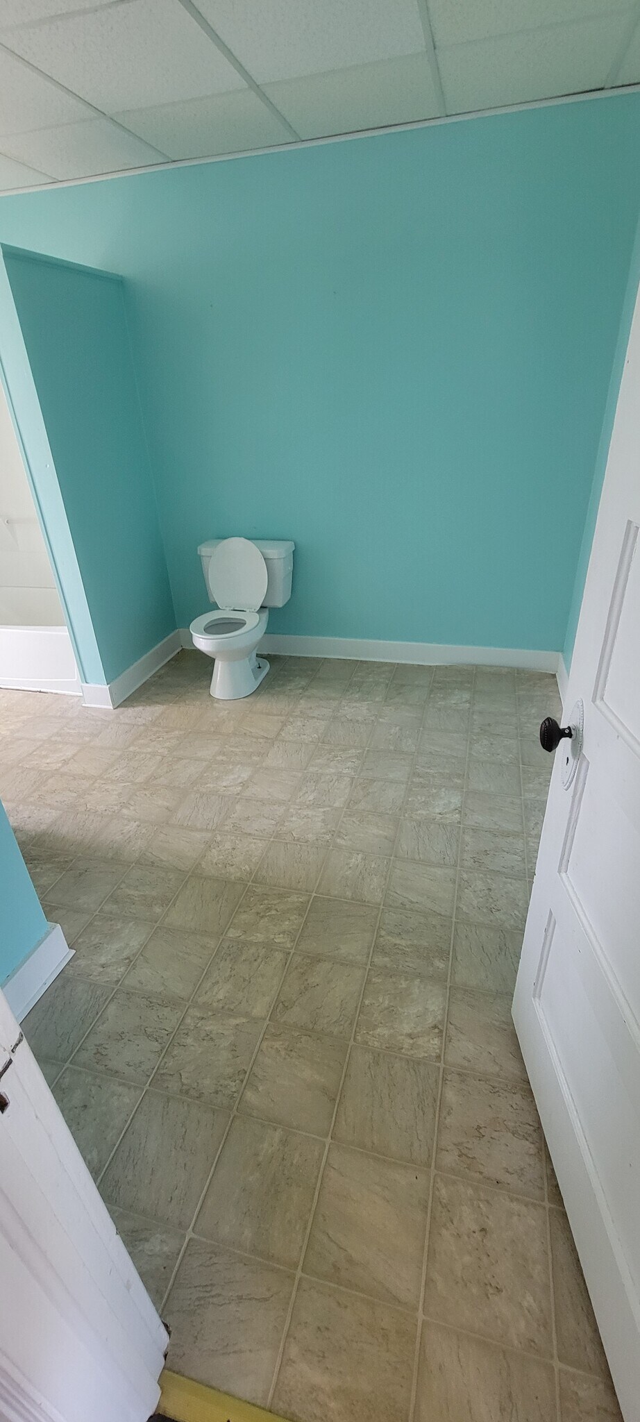 Large Bathroom - 60 S Vernon St