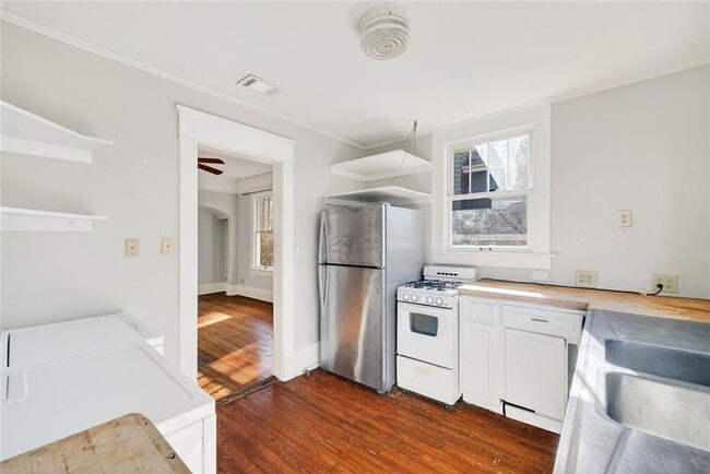 Building Photo - 300 Oxford Pl NE