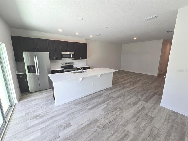 Building Photo - 737 W Oak Dr