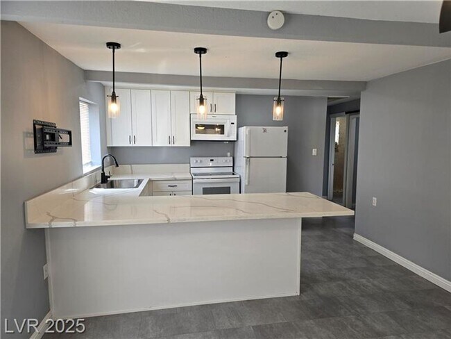 Building Photo - Remodeled Single-Story Duplex