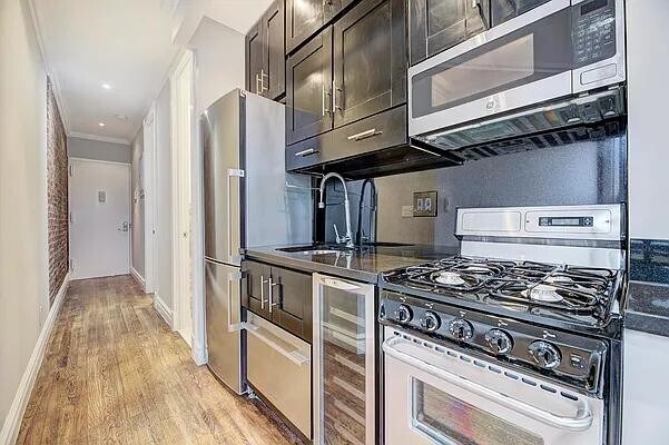 Building Photo - 410 E 13th St