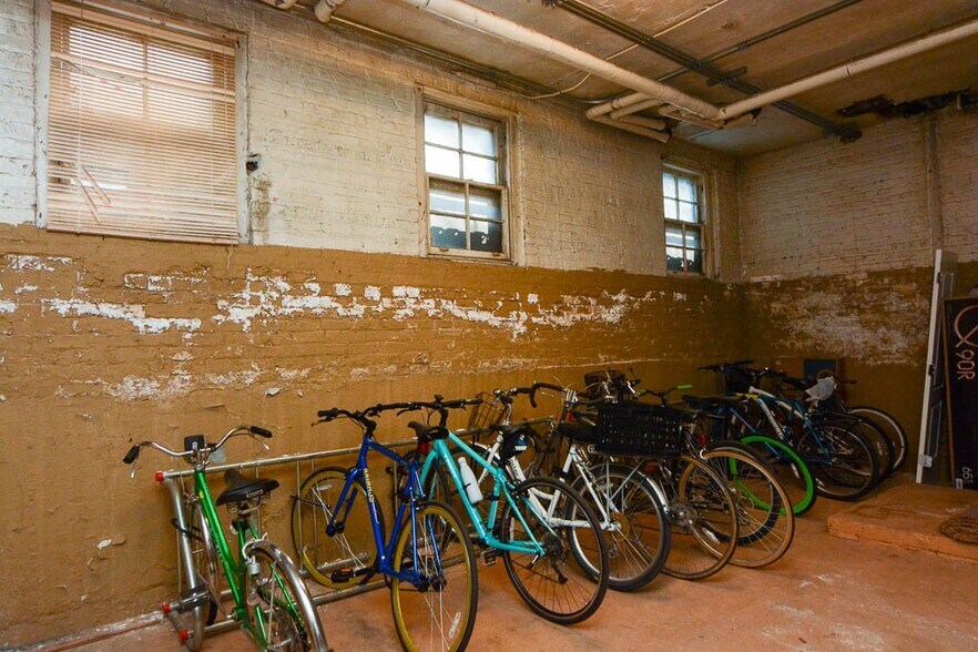 Building Photo - 4743 N Hermitage Ave