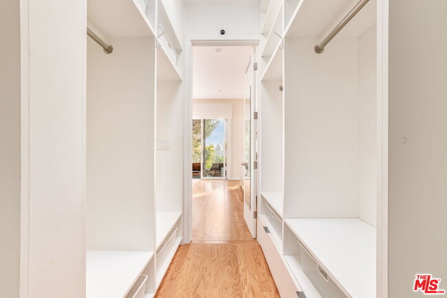 Building Photo - 1588 N Doheny Dr