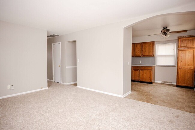 Building Photo - Nice ranch style three bedroom home in washington local schools