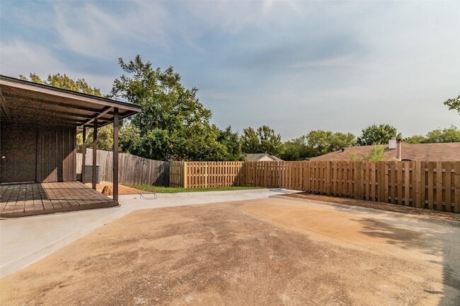 Building Photo - 2312 Shady Turf Dr