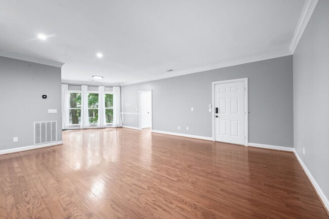 Building Photo - Charming 2BR/2BA condo in Green Hills!