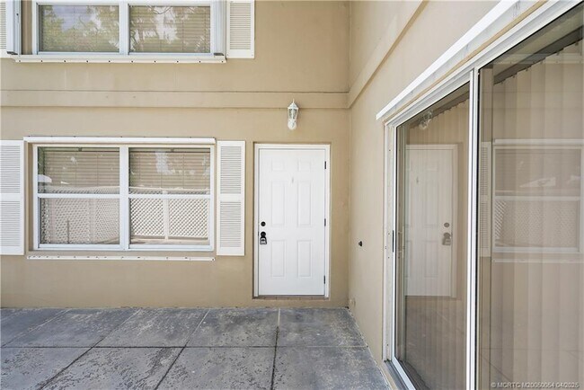 Building Photo - 2464 SW Danbury Ln