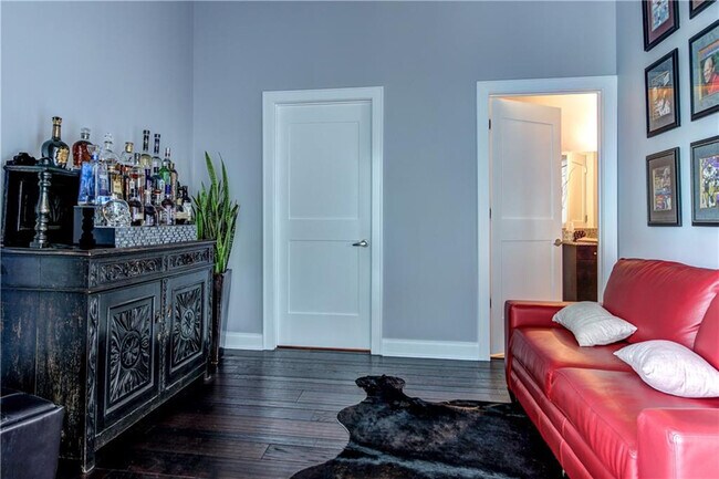 Building Photo - 905 Juniper St NE