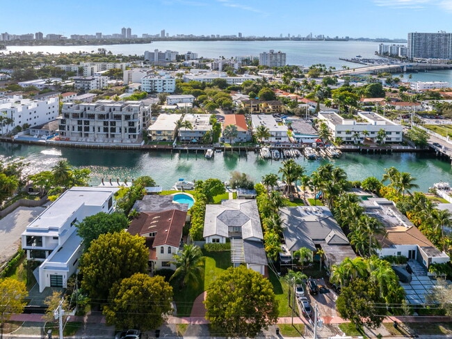 Building Photo - 950 S Shore Dr