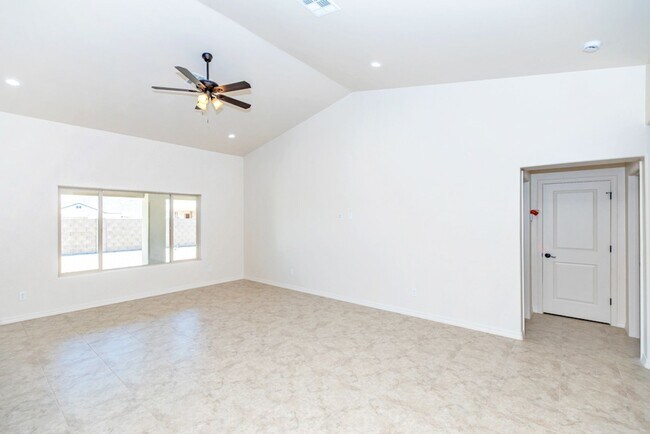 Building Photo - El Rancho Encantado