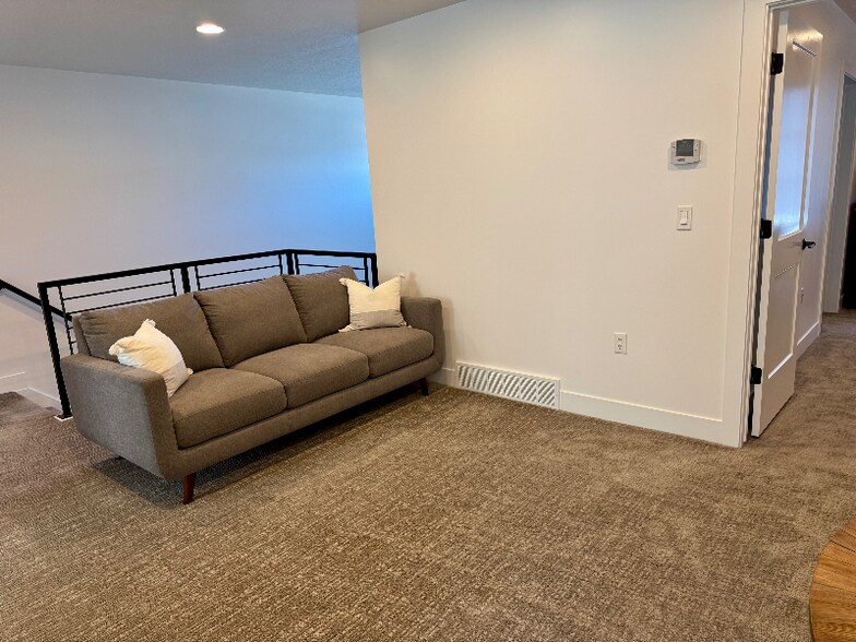 Building Photo - 1860 S Courtney Way