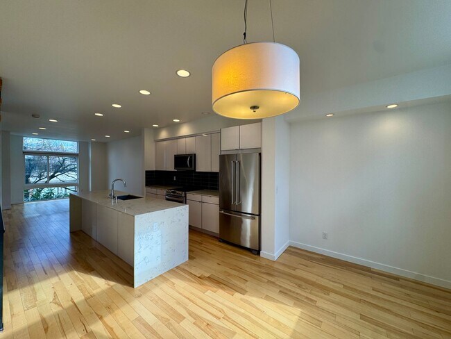 Building Photo - Beautiful West Seattle Townhome