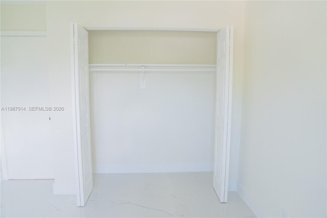 Building Photo - 615 NE 26th St