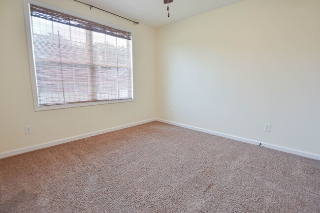 Building Photo - 3561 Aurora Dr